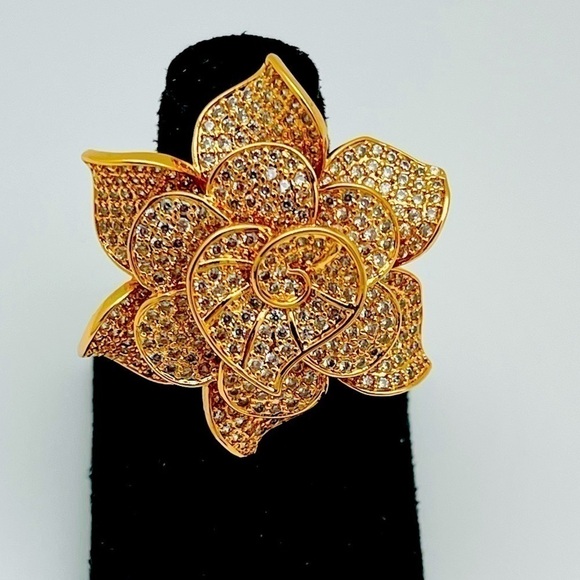 NEW SPARKLED Gold tone bling ring SZ 7 Rose shape - Picture 4 of 9